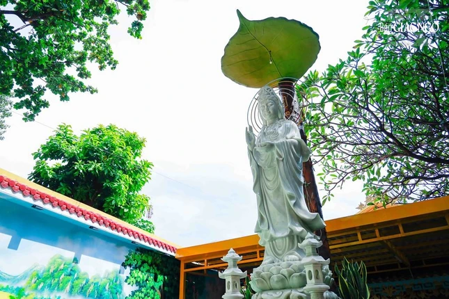 Tượng Quán Âm đứng trên chân đế là hoa sen