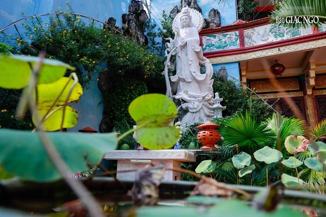 Tượng Quán Âm cao khoảng 5m, đứng trên chân đế là hình rồng phun nước