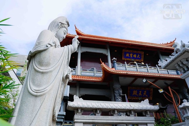 Tượng có chiều cao khoảng 4m, được đặt lộ thiên tại chùa