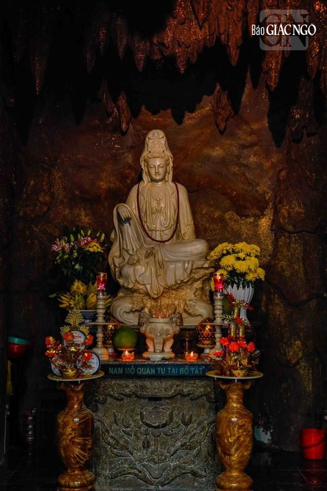 Tượng Bồ-tát Quan Thế Âm ngồi tạc từ đá non nước, được an vị trong lòng hang dưới ngọn giả sơn