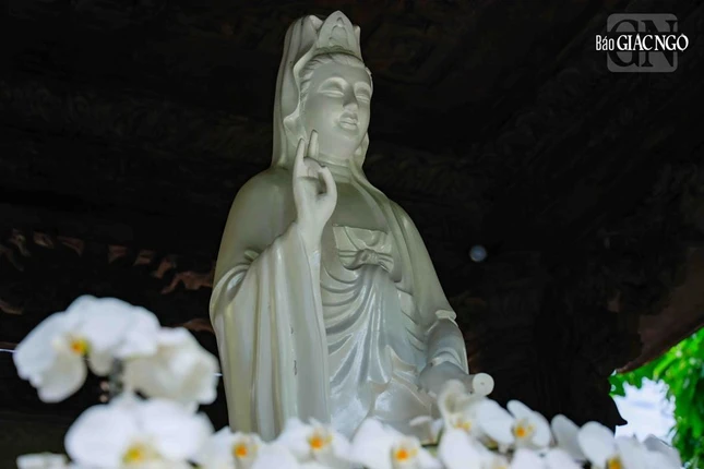 Tôn tượng Bồ-tát Quán Âm tại chùa Bát Nhã (550 Phạm Văn Đồng, P.13)