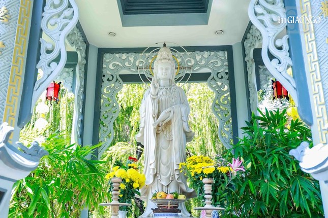 Tượng Quán Âm được đặt tạc từ đá non nước vào năm 2004, với chiều cao khoảng 3m bao gồm chân đế hoa sen