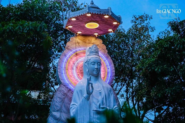 Tôn tượng được xây dựng sau năm 1975, tính đến nay gần 50 năm, đã qua nhiều lần trùng tu