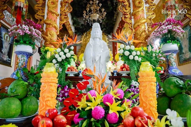 Tượng chính với chiều cao khoảng 2.1m bao gồm chân đế hoa sen trong chánh điện