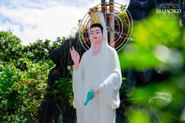 Phía sau lưng tượng có ngọn giả sơn, thác nước chảy và hệ thống đài phun nước xung quanh