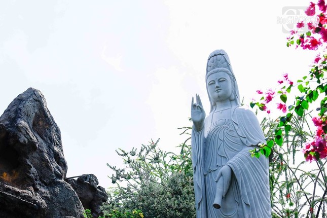 Tượng Quán Âm được tạc từ đá non nước