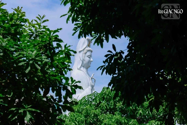 Bồ-tát Quán Thế Âm với tâm đại từ, đại bi