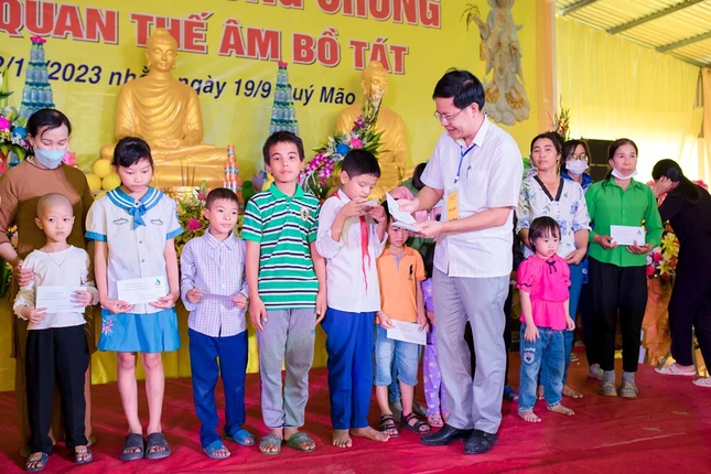 Trao quà đến các em học sinh có hoàn cảnh khó khăn, trẻ mồ côi là con em Phật tử