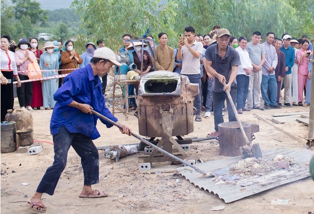 Các nghệ nhân đến từ TP.Huế rót đồng đúc đại hồng chung