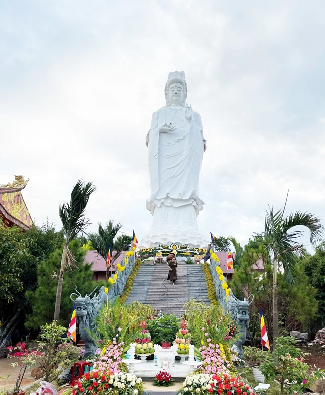 Tôn tượng Bồ-tát Quán Thế Âm trong khuôn viên chùa Phước Viên