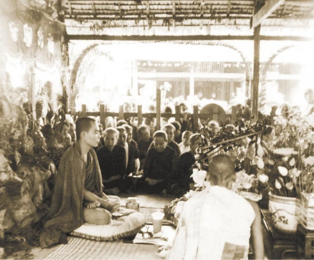 Tổ sư Minh Đăng Quang thuyết pháp cho cư sĩ