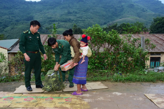 Các chú bộ đội hỗ trợ bà con đến nhận quà Các chú bộ đội hỗ trợ bà con đến nhận quà