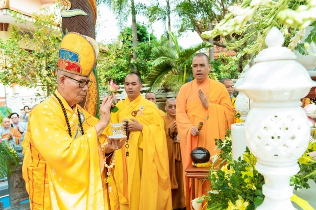 Hòa thượng Thích Châu Quang cử hành nghi thức sái tịnh