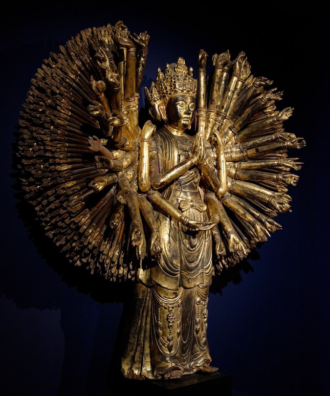 Phật Bà Nghìn mắt nghìn tay tại Bảo tàng Guimet (Paris, Pháp) có niên đại từ thế kỷ XIX. Tượng được xác định là hiện vật thuộc ngôi chùa Báo Ân (Hà Nội). Năm 1888, chùa Báo Ân bị người Pháp phá hủy toàn bộ để thực hiện việc quy hoạch lại TP.Hà Nội. Gustave Dumoutier, Giám đốc Nha Học chính, thành viên Viện Hàn lâm Bắc Kỳ, cũng là một người có sự trân trọng với văn hóa Việt Nam đã đưa bức tượng này về Pháp và tặng cho Bảo tàng Guimet vào năm 1889. Đây là bức tượng Phật Bà Nghìn mắt nghìn tay Việt Nam duy nhất được tạo hình trong tư thế đứng. Tượng cao 1,51m với 6 tay lớn đặt phía trước, 38 cánh tay ở lớp thứ hai và hàng trăm cánh tay nhỏ ở lớp thứ ba. Tượng hiện đang được trưng bày tại Phòng Nghệ thuật Đông Nam Á thuộc Bảo tàng Guimet. Phật Bà Nghìn mắt nghìn tay tại Bảo tàng Guimet (Paris, Pháp) có niên đại từ thế kỷ XIX. Tượng được xác định là hiện vật thuộc ngôi chùa Báo Ân (Hà Nội). Năm 1888, chùa Báo Ân bị người Pháp phá hủy toàn bộ để thực hiện việc quy hoạch lại TP.Hà Nội. Gustave Dumoutier, Giám đốc Nha Học chính, thành viên Viện Hàn lâm Bắc Kỳ, cũng là một người có sự trân trọng với văn hóa Việt Nam đã đưa bức tượng này về Pháp và tặng cho Bảo tàng Guimet vào năm 1889. Đây là bức tượng Phật Bà Nghìn mắt nghìn tay Việt Nam duy nhất được tạo hình trong tư thế đứng. Tượng cao 1,51m với 6 tay lớn đặt phía trước, 38 cánh tay ở lớp thứ hai và hàng trăm cánh tay nhỏ ở lớp thứ ba. Tượng hiện đang được trưng bày tại Phòng Nghệ thuật Đông Nam Á thuộc Bảo tàng Guimet.