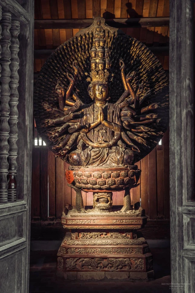 Phật Bà Nghìn mắt nghìn tay chùa Bút Tháp (Bắc Ninh) có niên đại từ thế kỷ XVII, được xem là kiệt tác độc nhất vô nhị của nghệ thuật điêu khắc truyền thống Việt Nam. Tượng có tổng chiều cao 3,7m, ngang 2,1m, dày 1,15m; gồm 3 phần thân tượng, đế tượng và thân quang phía sau. Tượng gồm 11 đầu, 42 tay lớn và 952 tay dài nhỏ kết lại thành thân quang. Tượng được công nhân Bảo vật quốc gia vào năm 2012.