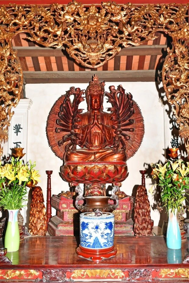 Phật Bà Nghìn mắt nghìn tay chùa Đào Xuyên (Hà Nội) có niên đại từ thế kỷ XVI. Tượng có tổng chiều cao 2,55m với 42 tay lớn và 652 tay nhỏ kết thành thân quang hình rẻ quạt rộng 1,55m. Tượng được công nhận Bảo vật quốc gia năm 2015.