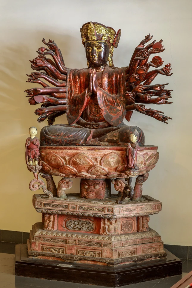 Phật Bà Nghìn mắt nghìn tay chùa Hội Hạ (Vĩnh Phúc) được xác định tạo tác vào thời nhà Mạc (1527-1592). Tượng có tổng chiều cao 3,12m, gồm 42 tay với tỷ lệ tạo hình gần như hoàn hảo. Nhờ một sự tình cờ, tượng được phát hiện vào năm 1965 trong ngôi chùa Hội Hạ đang bị bỏ hoang và thoát khỏi nguy cơ bị phá hủy. Cùng năm này, tượng được đưa về Bảo tàng Mỹ thuật Việt Nam và trưng bày tại đây cho đến ngày nay. Tượng được công nhận Bảo vật quốc gia vào năm 2013.