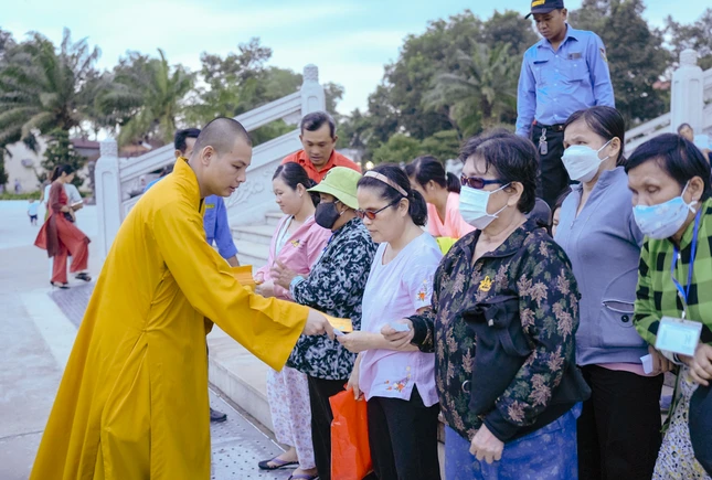 Đại đức Thích Minh Ân trao quà đến người khiếm thị