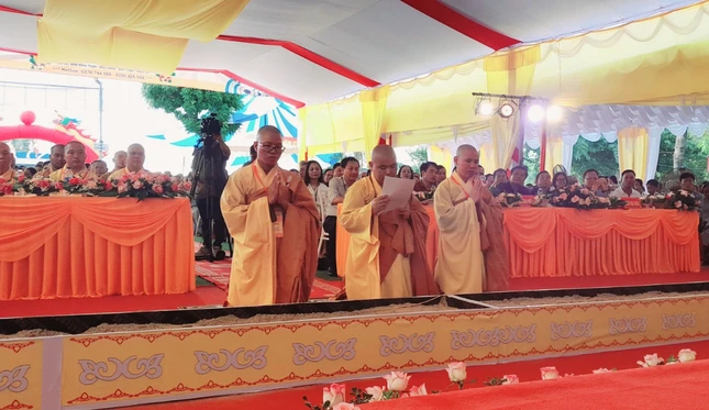 Đại đức Thích Tâm Duệ, tân trụ trì chùa Bốn dâng lời phát nguyện