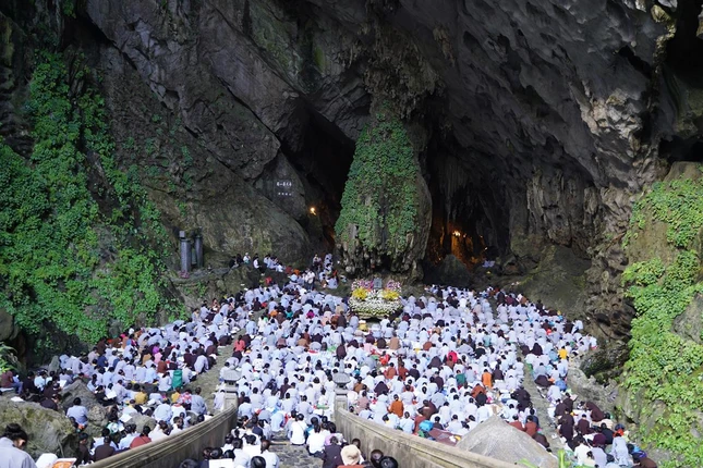 Hàng nghìn Phật tử đã vân tập về động Hương Tích để tham dự khóa lễ