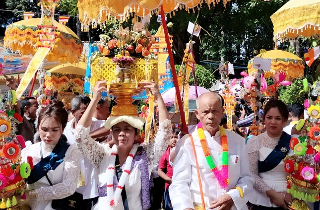 Đạo tràng Phật tử nhiễu y ba vòng chánh điện Đạo tràng Phật tử nhiễu y ba vòng chánh điện