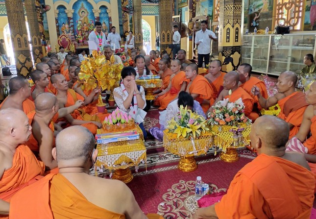 Các gia đình thí chủ tác bạch dâng y Kathina Các gia đình thí chủ tác bạch dâng y Kathina