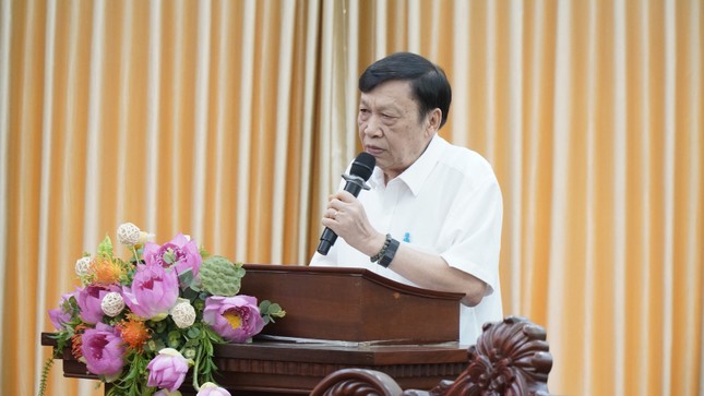 Giáo sư Lương Gia Tĩnh trình bày báo cáo công tác tuyển sinh Giáo sư Lương Gia Tĩnh trình bày báo cáo công tác tuyển sinh