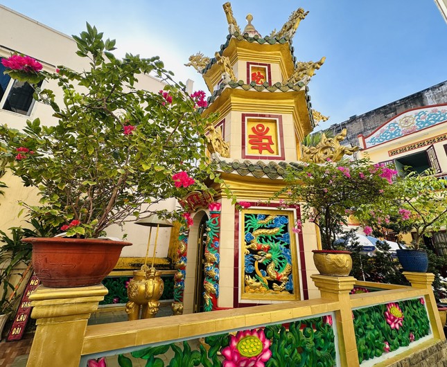 Tháp Trưởng lão Hòa thượng Thích Giác An trong khuôn viên chùa Hưng Thạnh