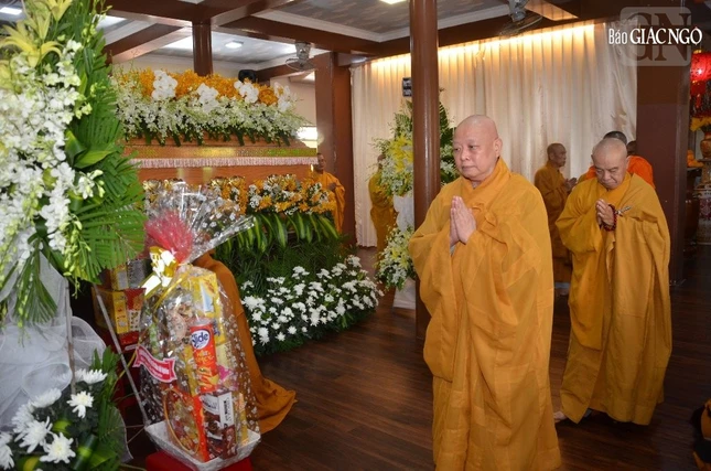 Chư tôn đức hữu nhiễu kim quan