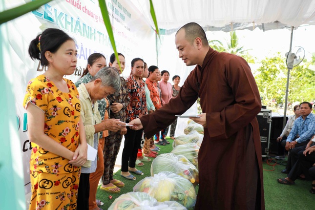 Tặng quà đến người dân có hoàn cảnh khó khăn tại địa phương