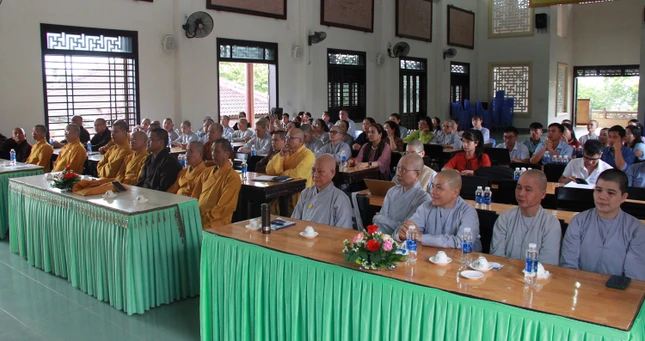 Chư tôn đức các tỉnh Trung Bộ tham dự buổi triển khai các đề án