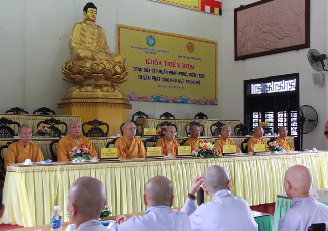 Chư tôn đức chủ tọa