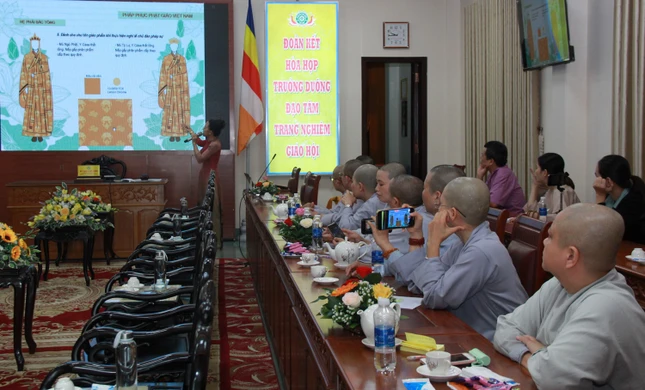Phật tử Chân Phương thuyết trình, hướng dẫn quy cách may y phục theo đề án của Ban Văn hóa T.Ư