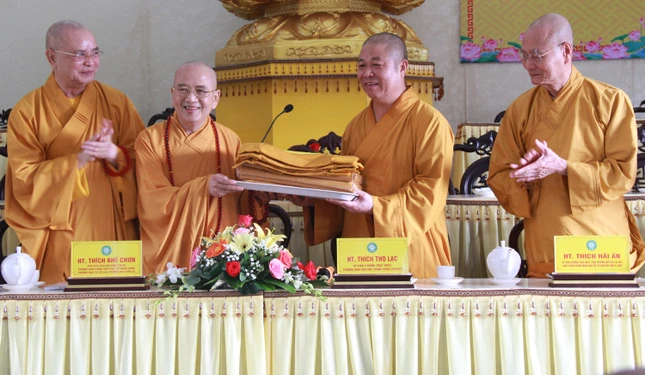 Ban Văn hóa T.Ư trao bộ y phục kiểu mẫu đến Ban Trị sự GHPGVN tỉnh Thừa Thiên Huế