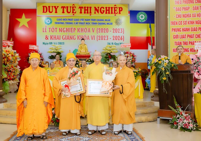 Trao Bằng tuyên dương công đức của T.ƯGH đến Ban Giám hiệu Trường Trung cấp Phật học tỉnh Quảng Ngãi Trao Bằng tuyên dương công đức của T.ƯGH đến Ban Giám hiệu Trường Trung cấp Phật học tỉnh Quảng Ngãi