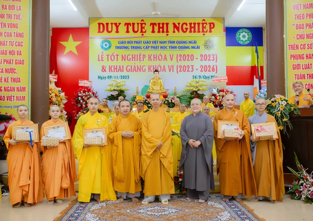 Tăng Ni sinh có kết quả học tập xuất sắc được nhận phần thưởng Tăng Ni sinh có kết quả học tập xuất sắc được nhận phần thưởng