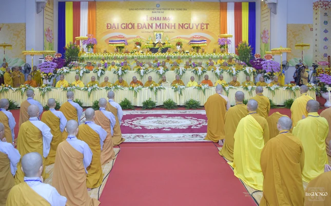 Giới tử lắng nghe khai thị của Đức Pháp chủ GHPGVN