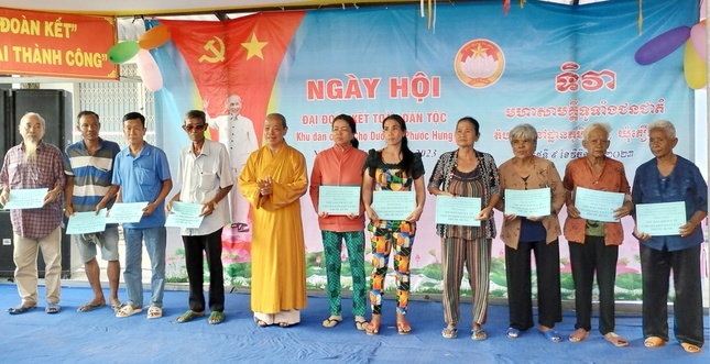 Tặng thẻ bảo hiểm cho người dân tại X.Phước Hưng, H.Trà Cú, Trà Vinh