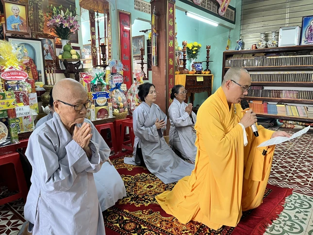 Đại đức Thích Nguyên Minh, trụ trì chùa An Sơn dâng lời tưởng niệm