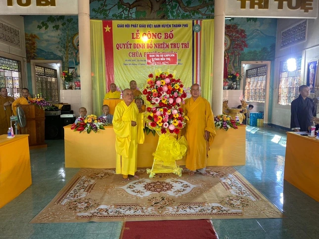 Ban Trị sự GHPGVN tỉnh Bến Tre tặng hoa chúc mừng