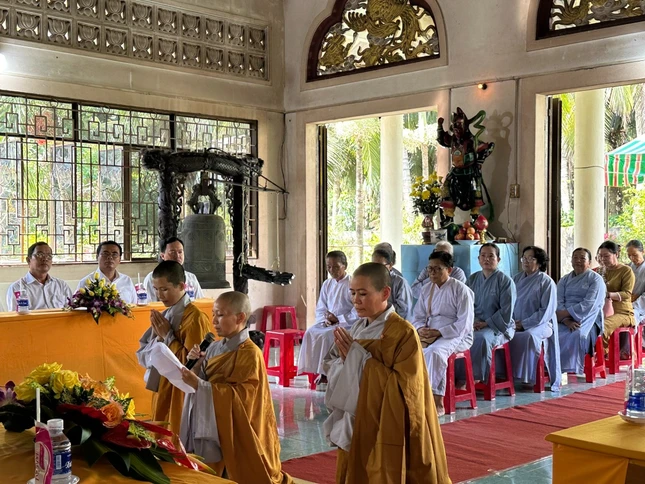 Sư cô Thích nữ Diệu Hòa, tân trụ trì chùa Phước Thiện dâng lời phát nguyện