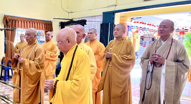 Chư tôn đức thắp hương tưởng niệm Chư tôn đức thắp hương tưởng niệm