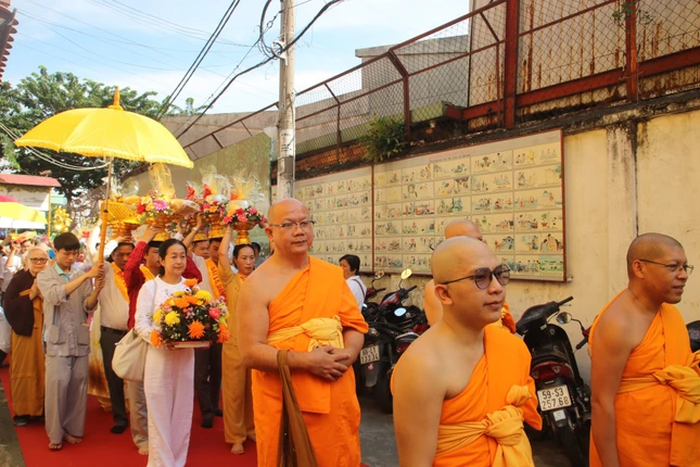 Chư Tăng hướng dẫn Phật tử nhiễu y