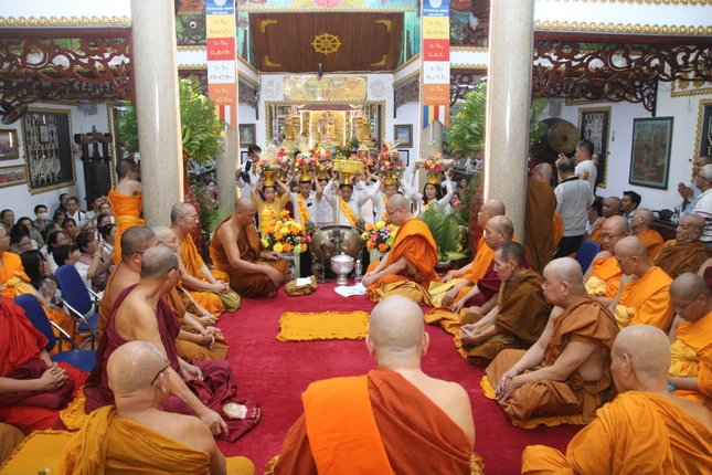 Phật tử dâng y cúng dường