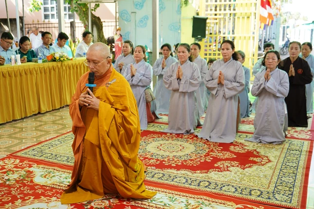 Đại đức Thích Nguyên Lộc, tân trụ trì chùa Thiên Ân dâng lời phát nguyện