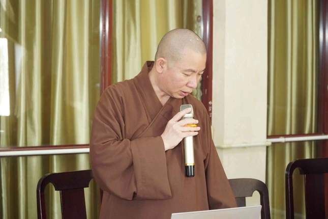 Đại đức Thích Thiện Trí thông qua nội dung phiên họp