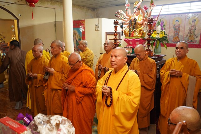 Chư tôn đức thắp hương tưởng niệm Trưởng lão Hòa thượng Thích Pháp Thành