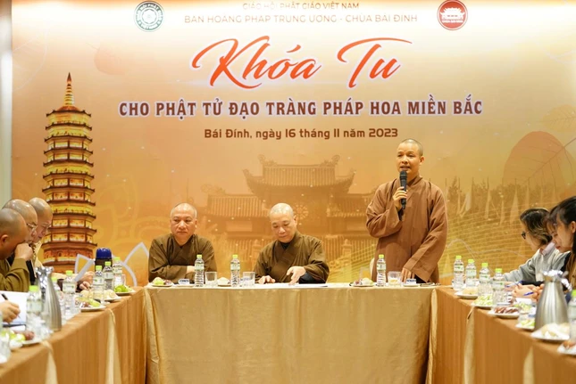 Thượng tọa Thích Minh Quang báo cáo công tác chuẩn bị tại chùa Bái Đính