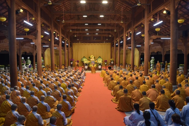 Buổi lễ tưởng niệm tối 17-11 diễn ra trong không khí trang nghiêm, xúc động