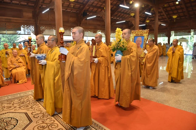 Môn đồ pháp quyến cung thỉnh bát hương, long vị, y bát, di ảnh cố Hòa thượng rời Giác linh đường